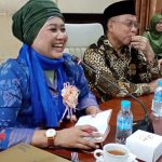 Cagub Jatim nomor urut 1 Luluk Nur Hamidah saat mengunjungi Kantor PWM Jatim di Surabaya, Kamis (10/10/2024). Dia menceritakan kedekatan dan pengalamannya bersentuhan dengan Muhammadiyah. (Foto:Ubay/IST)