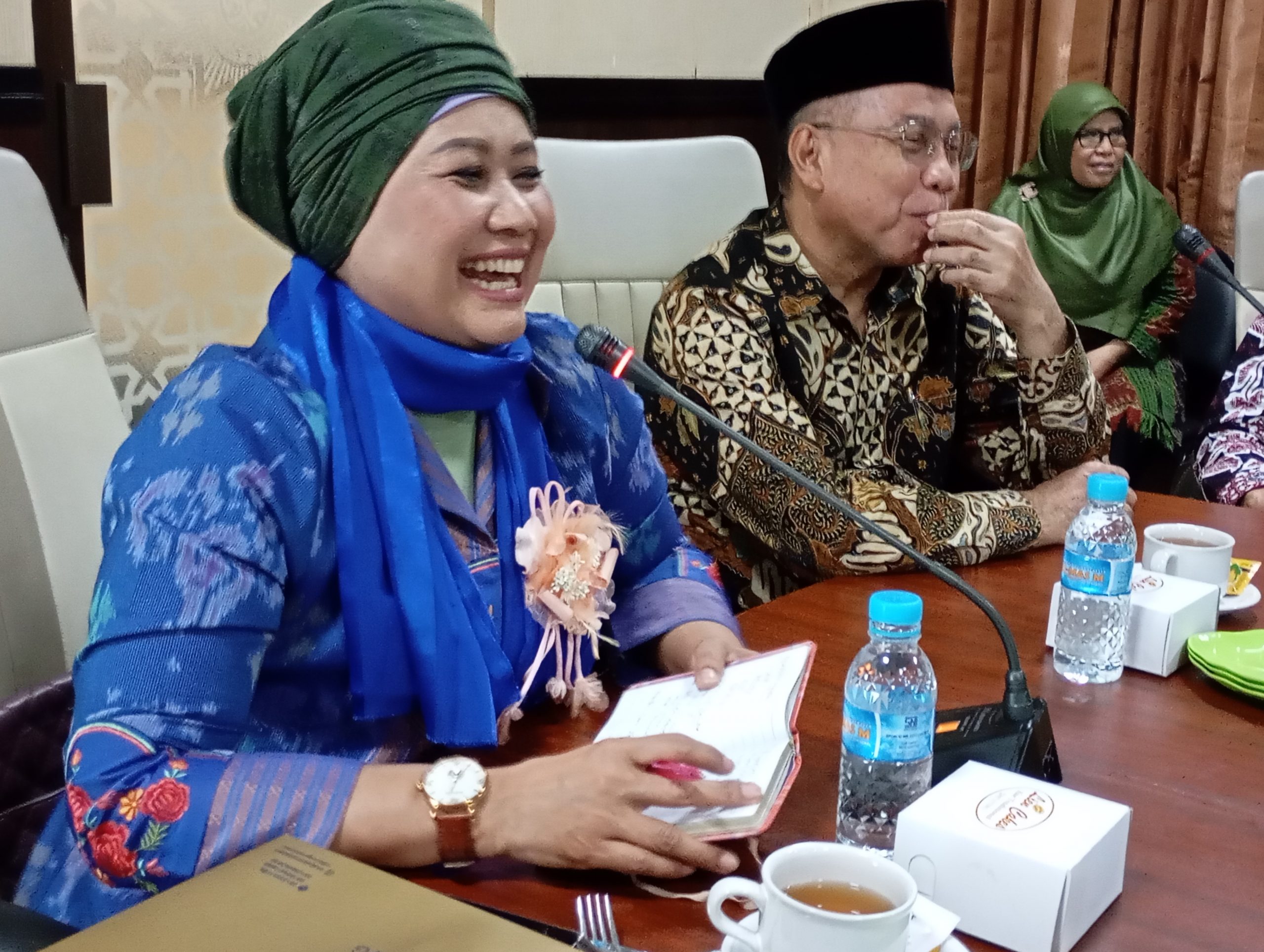 Cagub Jatim nomor urut 1 Luluk Nur Hamidah saat mengunjungi Kantor PWM Jatim di Surabaya, Kamis (10/10/2024). Dia menceritakan kedekatan dan pengalamannya bersentuhan dengan Muhammadiyah. (Foto:Ubay/IST)