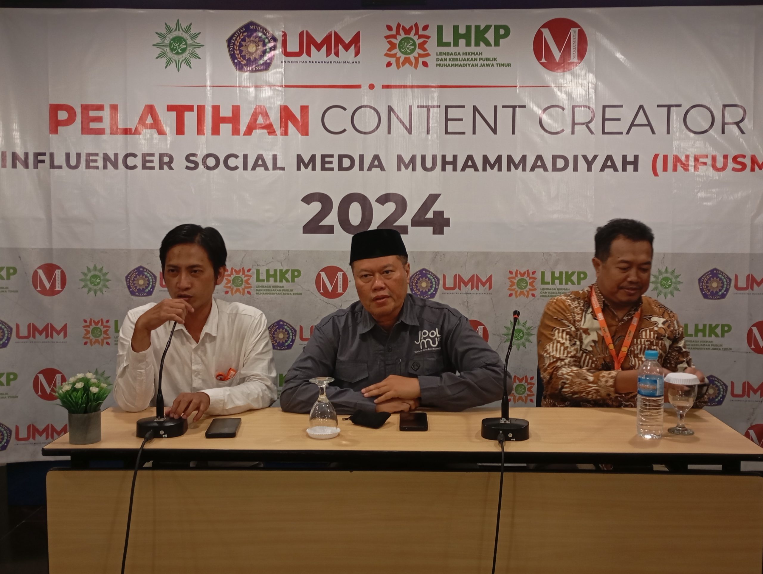 Ketua LHKP PWM Jatim, Muhammad Mirdasy (tengah) saat menyampaikan materi dalam Pelatihan Content Creator Influencer Social Media Muhammadiyah (InfusMu) di Hotel Kapal, Sengkaling, Malang pada Sabtu (26/10/2024). (Foto:Ubay/IST)