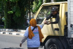 Tim Khofifah-Emil Bagikan 2.000 Nasi Bungkus di Kegiatan “Jumat Berkah”