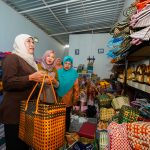 Cagub Jatim nomor urut 2, Khofifah Indar Parawansa saat menyambangi kampung UMKM penghasil kerajinan anyaman tas plastik di Desa Campurejo, Kecamatan Sambit, Ponorogo, Sabtu (26/10/2024). (Foto:IST)
