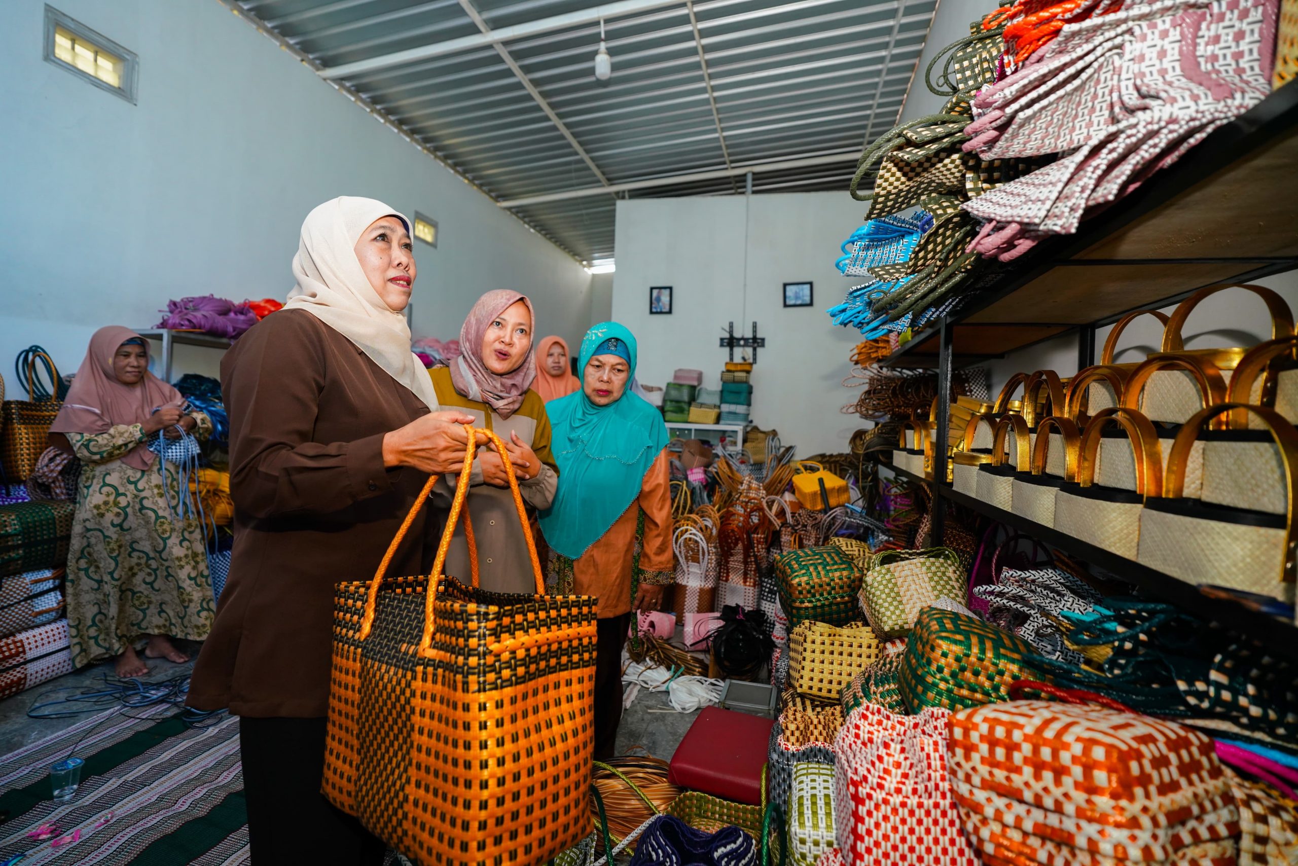 Cagub Jatim nomor urut 2, Khofifah Indar Parawansa saat menyambangi kampung UMKM penghasil kerajinan anyaman tas plastik di Desa Campurejo, Kecamatan Sambit, Ponorogo, Sabtu (26/10/2024). (Foto:IST)