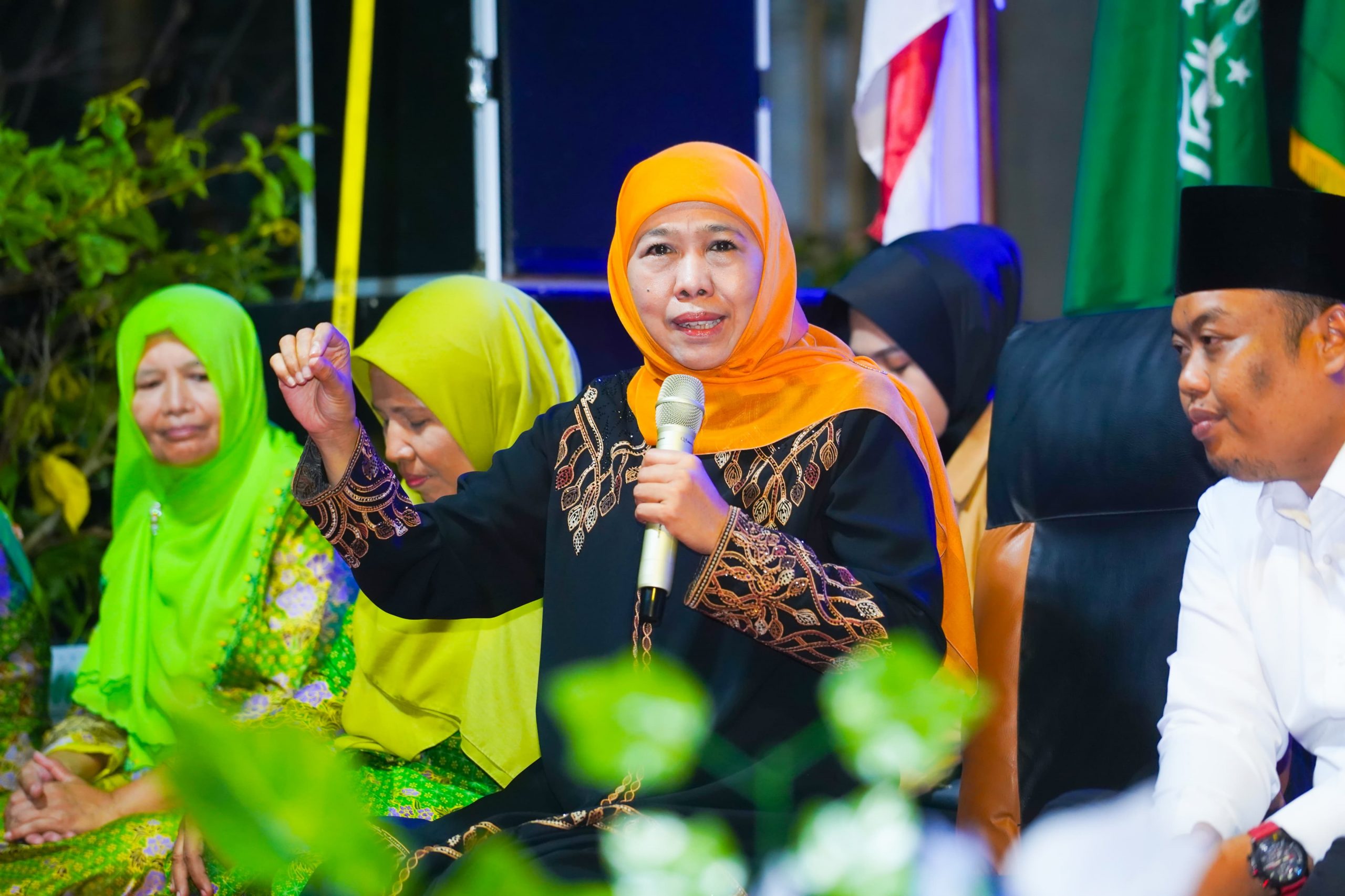 Cagub Jatim nomor urut 2 Khofifah Indar Parawansa saat menghadiri Pengajian Hari Santri di Blitar, Sabtu (12/10/2024). (Foto:IST)