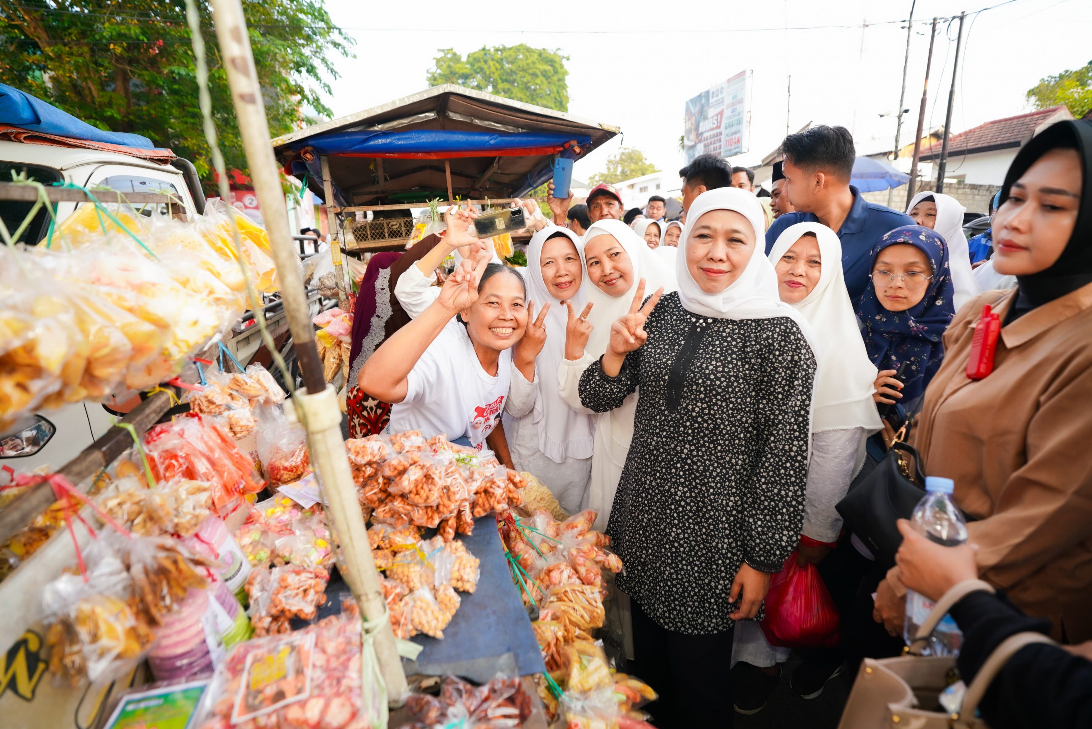 Khofifah Blusukan Kandang Banteng, Cek Harga Sembako di Pasar Templek Kota Blitar