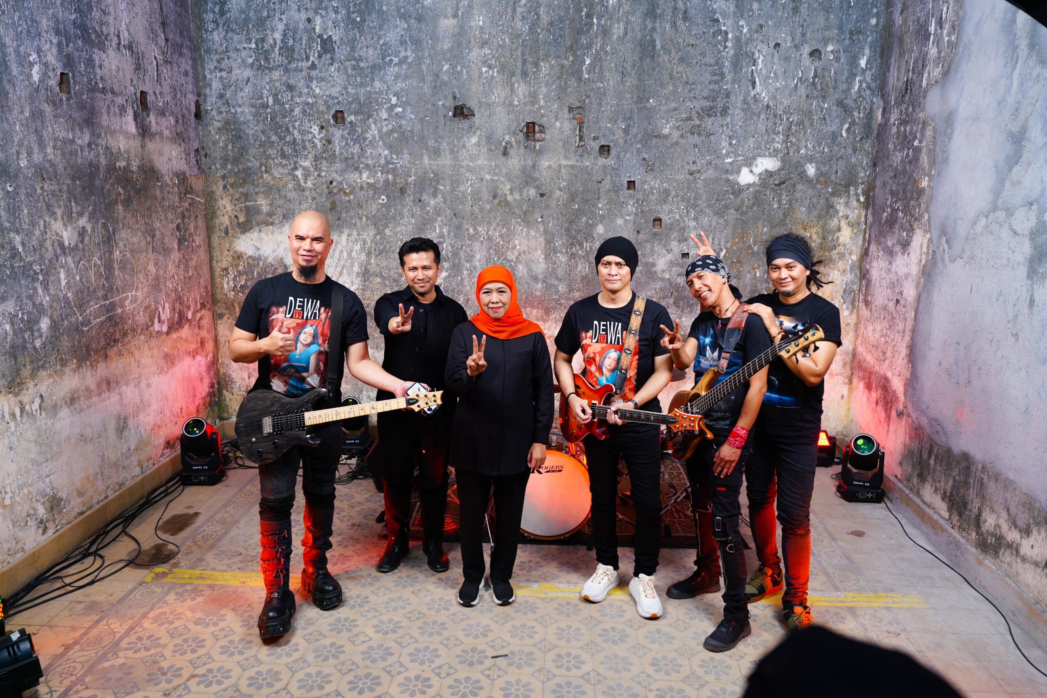 Luncurkan Video Kampanye Bareng Dewa 19, Khofifah – Emil Nyanyikan Hidup Adalah Perjuangan