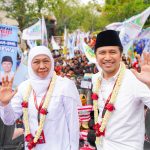 Khofifah Indar Parawansa dan Emil Elestianto Dardak diarak para pendukungnya saat menghadiri pengundian nomor urut paslon Pilgub Jatim 2024. (Foto:IST)