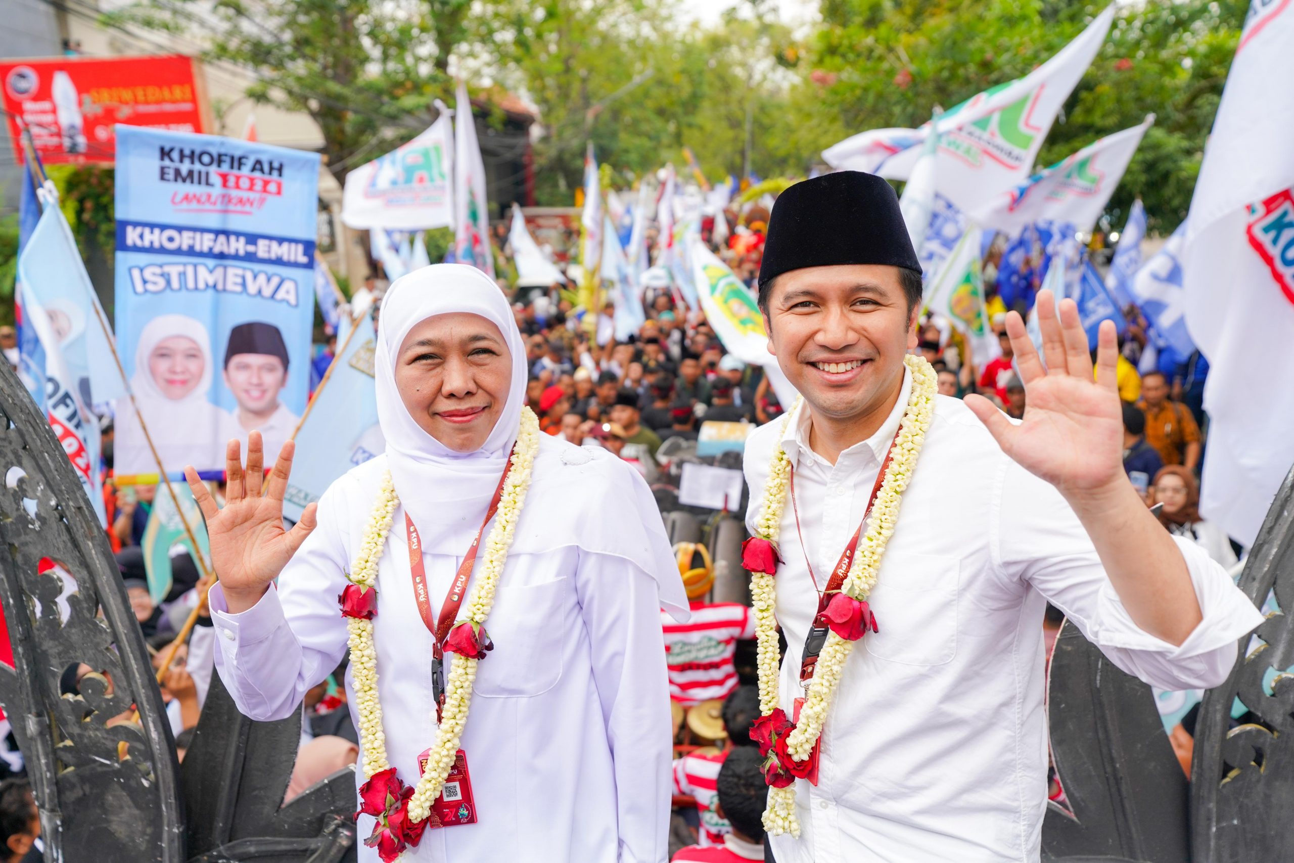 Khofifah Indar Parawansa dan Emil Elestianto Dardak saat menghadiri pengundian nomor urut paslon Pilgub Jatim 2024. Kini Khofifah bersiap menghadapi debat kandidat perdana. (Foto:IST)