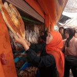 Cagub Jatim nomor urut 2, Khofifah Indar Parawansa saat mengunjungi Pasar Ikan di Muncar dan menyerap aspirasi dari para nelayan. (Foto:IST)