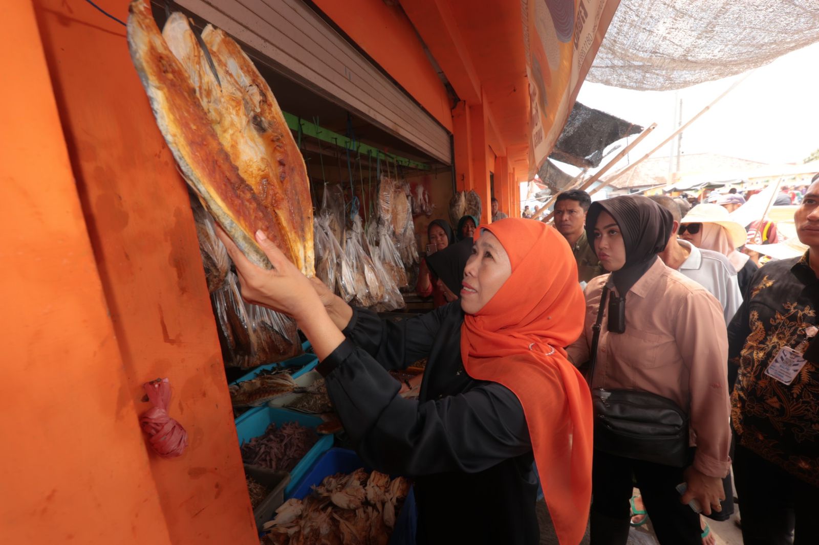 Cagub Jatim nomor urut 2, Khofifah Indar Parawansa saat mengunjungi Pasar Ikan di Muncar dan menyerap aspirasi dari para nelayan. (Foto:IST)