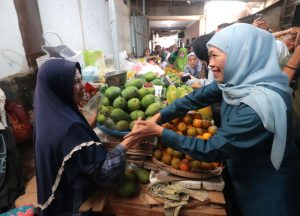 Khofifah Kampanye di Magetan; Ajak Buruh Gendong Pasar Sayur Sarapan Bareng