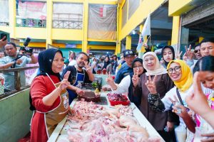 Khofifah Blusukan di Pasar PPI, Yakin Menang Tebal di Surabaya