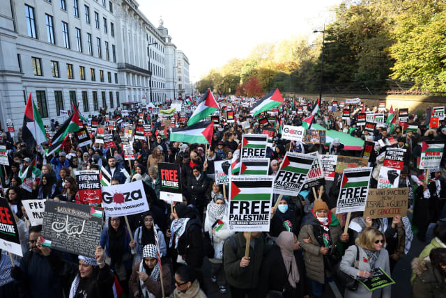 Unjuk rasa pro Palestina di London, Inggris, Sabtu (5/10/2024). Mereka meneriakkan penghentian genosida Israel di jalur Gaza, Palestina yang telah menewaskan lebih dari 42.000 jiwa menurut Kementerian Kesehatan Gaza. (Foto:AP News)