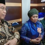 Cagub Jatim nomor urut 1, Luluk Nur Hamidah (biru) saat mengunjungi Kantor PWM Jatim di Surabaya, Kamis (10/10/2024). Dia menegaskan komitmen kolaborasi bersama seluruh elemen masyarakat dan juga mengenalkan program Jatim Fund. (Foto:Ubay/IST)