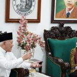 Cagub Jatim nomor urut 1 Luluk Nur Hamidah (kanan) saat mengunjungi Ponpes Tebuireng Jombang, Sabtu (12/10/2024). (Foto:IST)