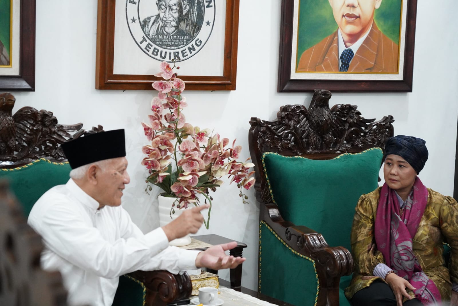 Cagub Jatim nomor urut 1 Luluk Nur Hamidah (kanan) saat mengunjungi Ponpes Tebuireng Jombang, Sabtu (12/10/2024). (Foto:IST)