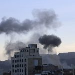 Asap mengepul setelah pesawat dan kapal AS menyerang benteng pertahanan Houthi, menurut pejabat tersebut, di Sanaa, Yaman, Jumat (4/10/2024). (Foto AP Photo/The Times of Israel)