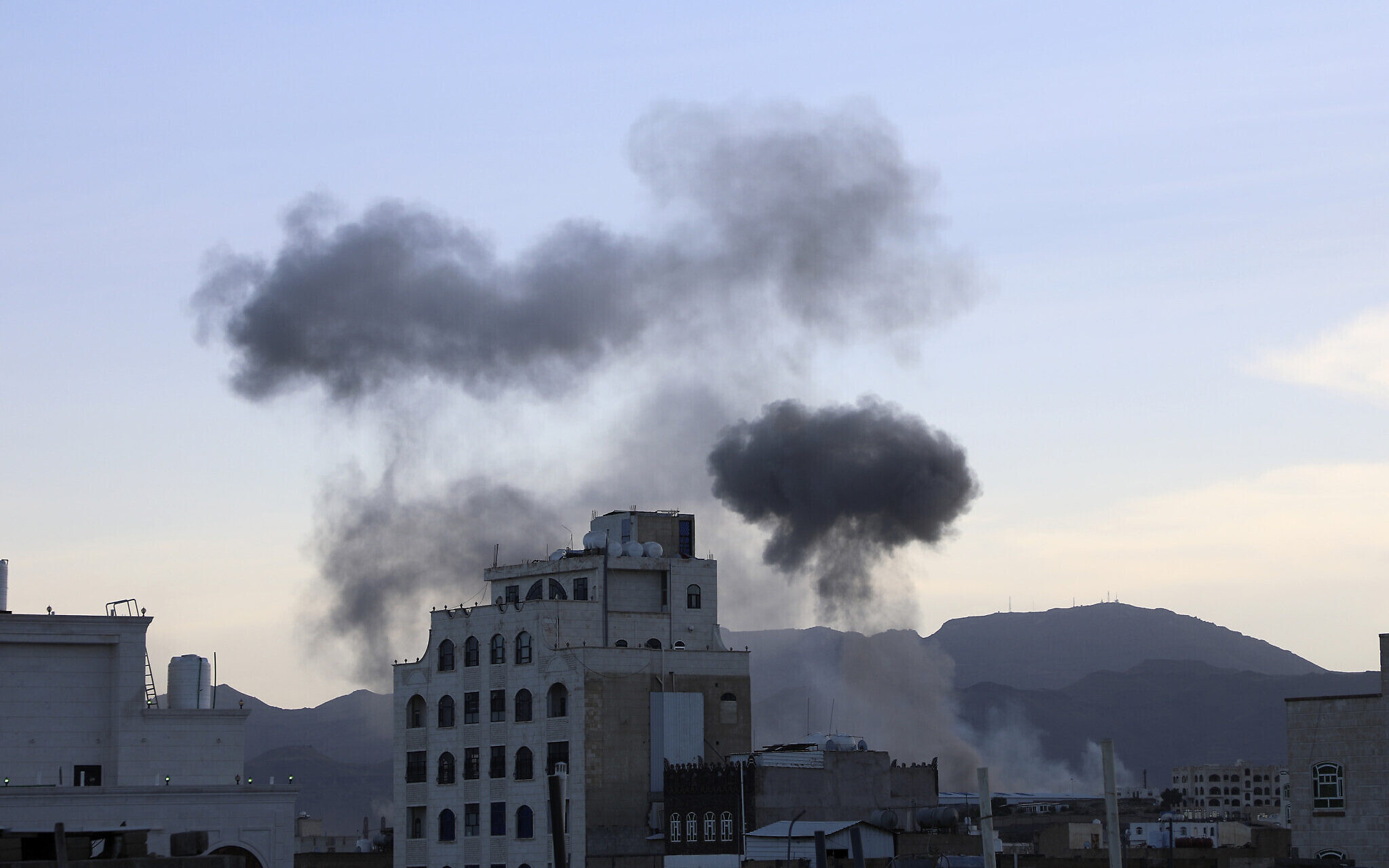 Asap mengepul setelah pesawat dan kapal AS menyerang benteng pertahanan Houthi, menurut pejabat tersebut, di Sanaa, Yaman, Jumat (4/10/2024). (Foto AP Photo/The Times of Israel)