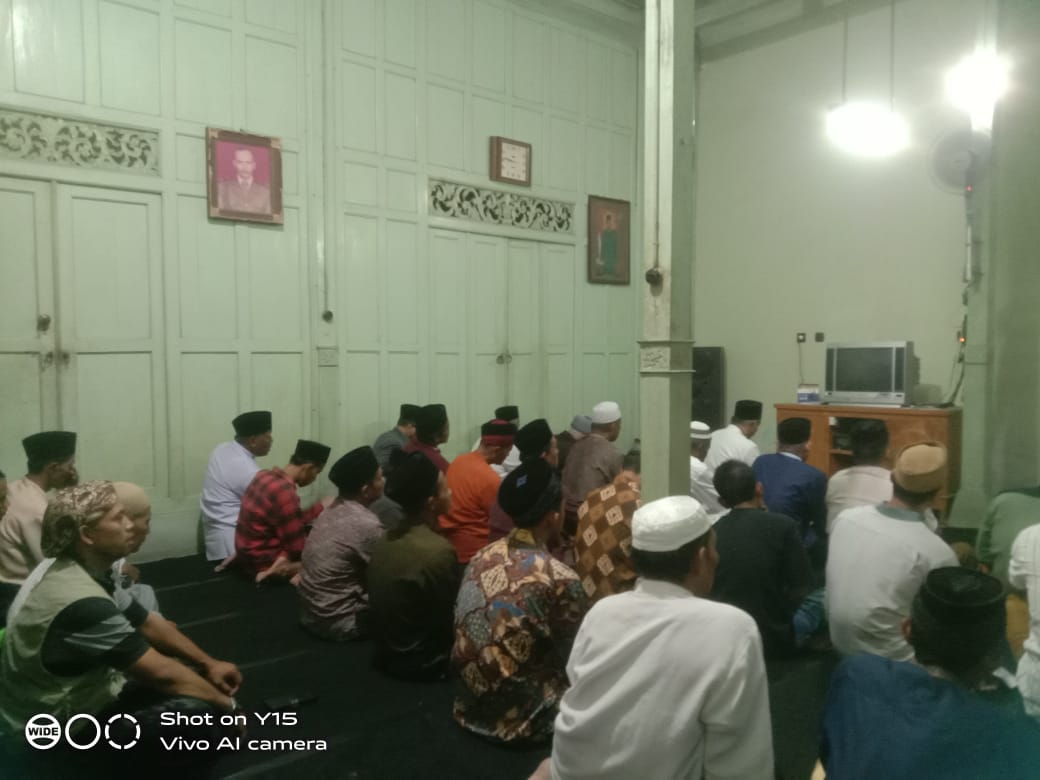 Tim Pemenangan Paslon Hergunadi dan Basuki Babussalam menggelar mujahadah dan salawat bersama warga sekitar di Posko Pemenangan, Selasa (8/10/2024) malam. (Foto:IST)