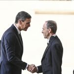 PM Spanyol Pedro Sanchez berjabat tangan dengan para Paus di halaman St. Damaso saat tiba untuk pertemuannya dengan Paus Fransiskus, di Vatikan, Jumat (11/10/2024). (Foto:Anadolu Ajansi)
