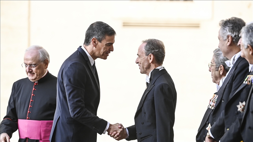 PM Spanyol Pedro Sanchez berjabat tangan dengan para Paus di halaman St. Damaso saat tiba untuk pertemuannya dengan Paus Fransiskus, di Vatikan, Jumat (11/10/2024). (Foto:Anadolu Ajansi)