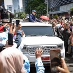 Presiden RI Prabowo Subianto menyapa warga dari mobil yang ia naiki, Maung Garuda produksi PT Pindad. (Foto:Instagram @prabowo)