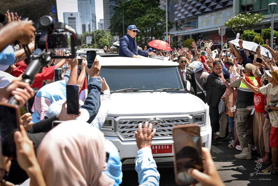 Presiden RI Prabowo Subianto menyapa warga dari mobil yang ia naiki, Maung Garuda produksi PT Pindad. (Foto:Instagram @prabowo)