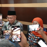 Ketua PWM Jatim, Dr dr Sukadiono (peci hitam, berkacamata) usai menerima kunjungan silaturahmi paslon nomor urut 2 di Pilgub Jatim 2024, Khofifah-Emil