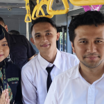 Cawagub Jatim nomor urut 2 Emil Elestianto Dardak saat menaiki Bus Trans Jatim Koridor 5, Surabaya-Bangkalan, Selasa (8/10/2024). (Foto:Ubay/IST)