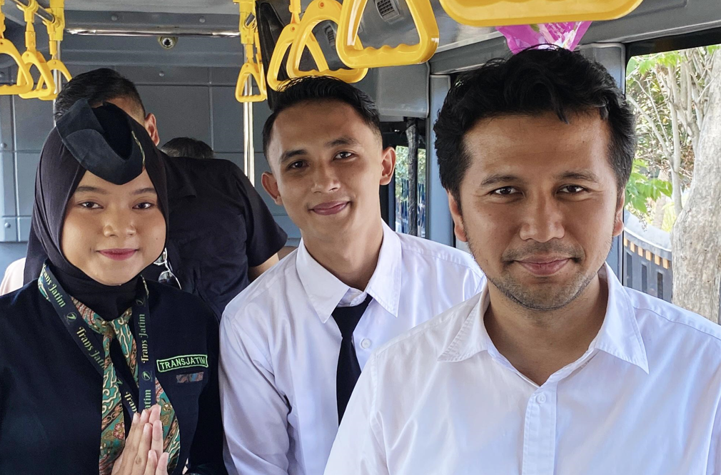 Cawagub Jatim nomor urut 2 Emil Elestianto Dardak saat menaiki Bus Trans Jatim Koridor 5, Surabaya-Bangkalan, Selasa (8/10/2024). (Foto:Ubay/IST)