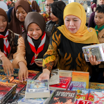 Cagub Jatim nomor urut 2, Khofifah Indar Parawansa dalam momentum peringatan Hari Perpustakaan Sekolah Internasional mendorong inovasi digital untuk meningkatkan literasi siswa. (Foto:IST)
