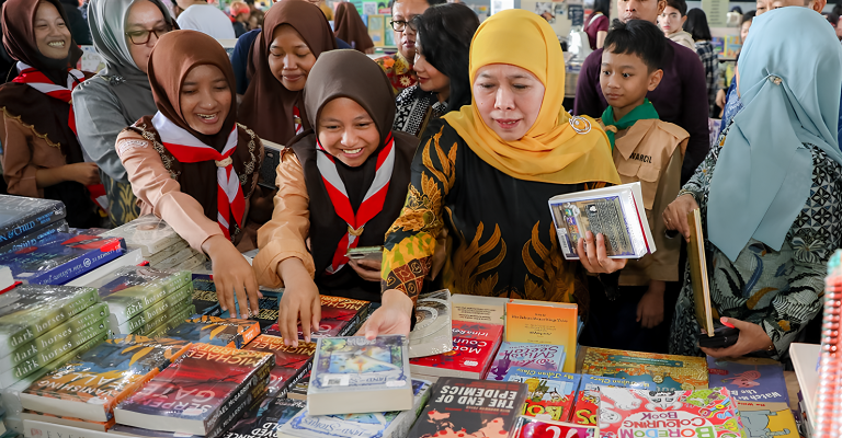 Cagub Jatim nomor urut 2, Khofifah Indar Parawansa dalam momentum peringatan Hari Perpustakaan Sekolah Internasional mendorong inovasi digital untuk meningkatkan literasi siswa. (Foto:IST)