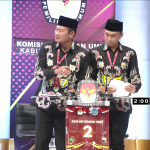 Paslon Bupati dan Wakil Bupati Lamongan nomor urut 2, Yuhronur Efendi dan Dirham Akbar Aksara saat debat publik perdana Pilbup Lamongan 2024, Kamis (24/10/2024). (Foto:Tangkapan layar JTV/Ubay)