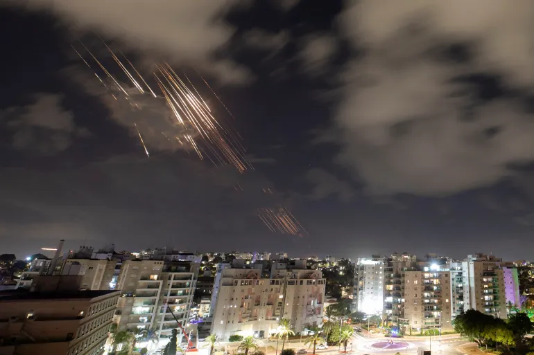 Sistem antirudal Iron Dome Israel mencegat rudal yang diluncurkan Iran, seperti terlihat dari wilayah Ashkelon, Israel. (Foto:Al Jazeera)