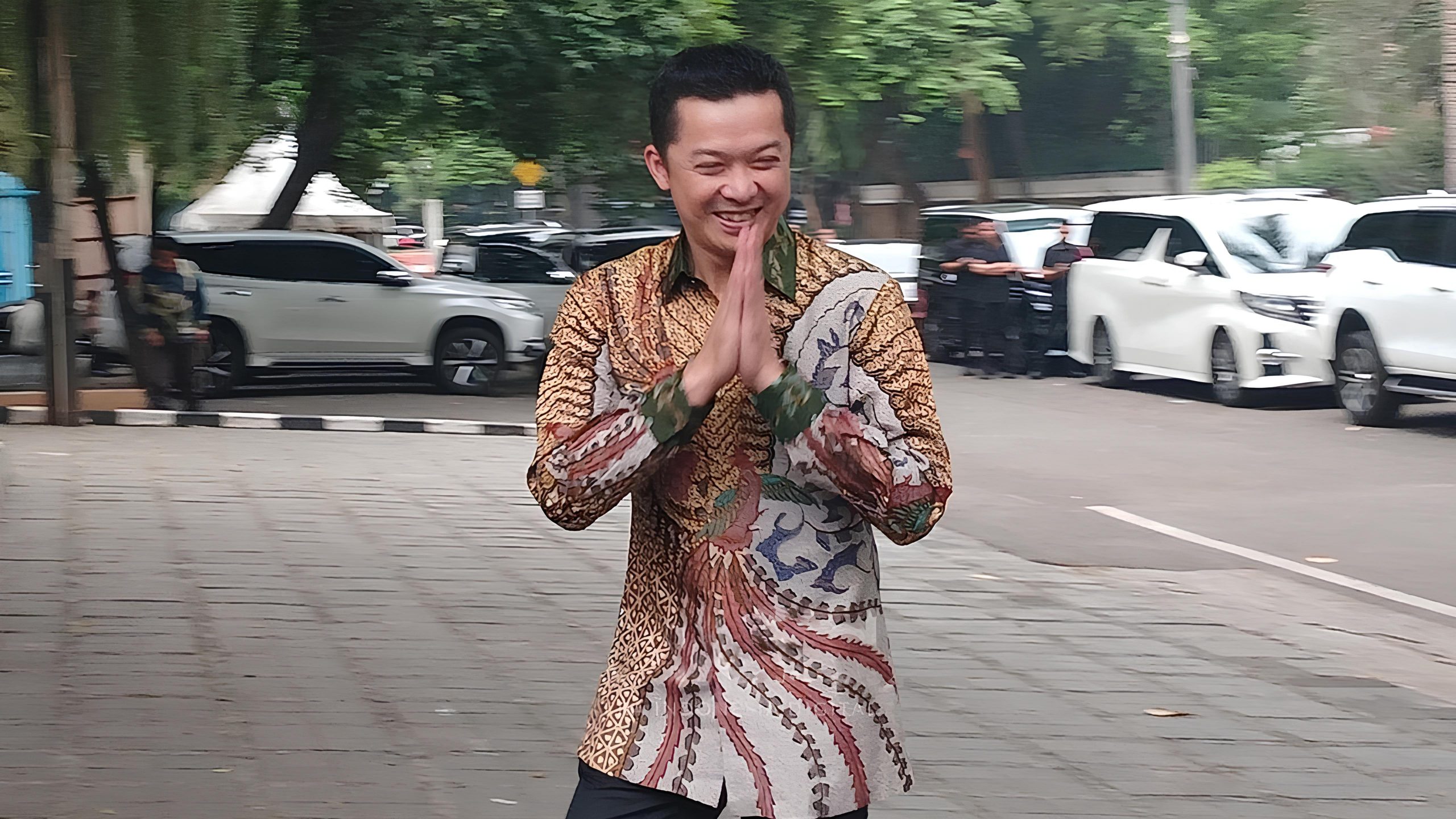 Legenda bulu tangkis Indonesia, Taufik Hidayat, tampak datang ke kediaman Presiden terpilih di Jalan Kertanegara, Jakarta, Selasa (15/10/2024). (Foto:Tangkapan layar/Ubay)