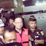 Tom Lembong mengerakan rompi orange usai Kejagung menetapkannya sebagai tersangka kasus impor gula pada Selasa (29/10/2024) malam. (Foto:Tangkapan layar/ Ubay)