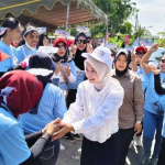 Cawali Kota Kediri, Vinanda Prameswati menyapa kader Posyandu dan pelaku UMKM di Kelurahan Sukorame. (Foto:Dok. PDIP Jatim)