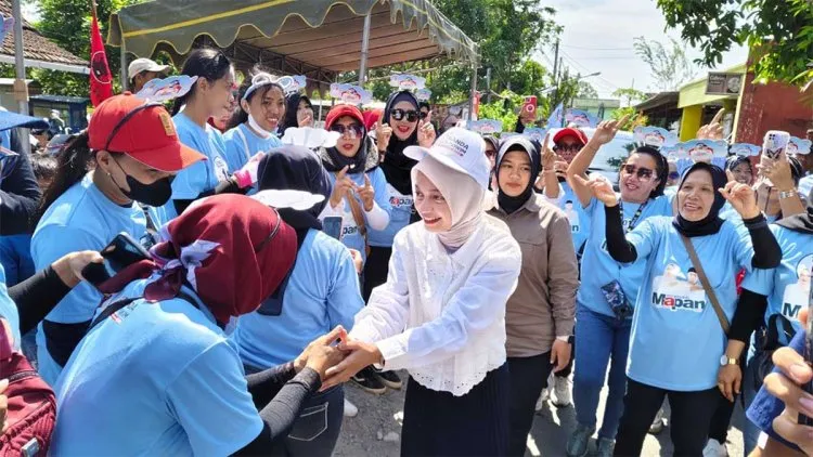 Cawali Kota Kediri, Vinanda Prameswati menyapa kader Posyandu dan pelaku UMKM di Kelurahan Sukorame. (Foto:Dok. PDIP Jatim)