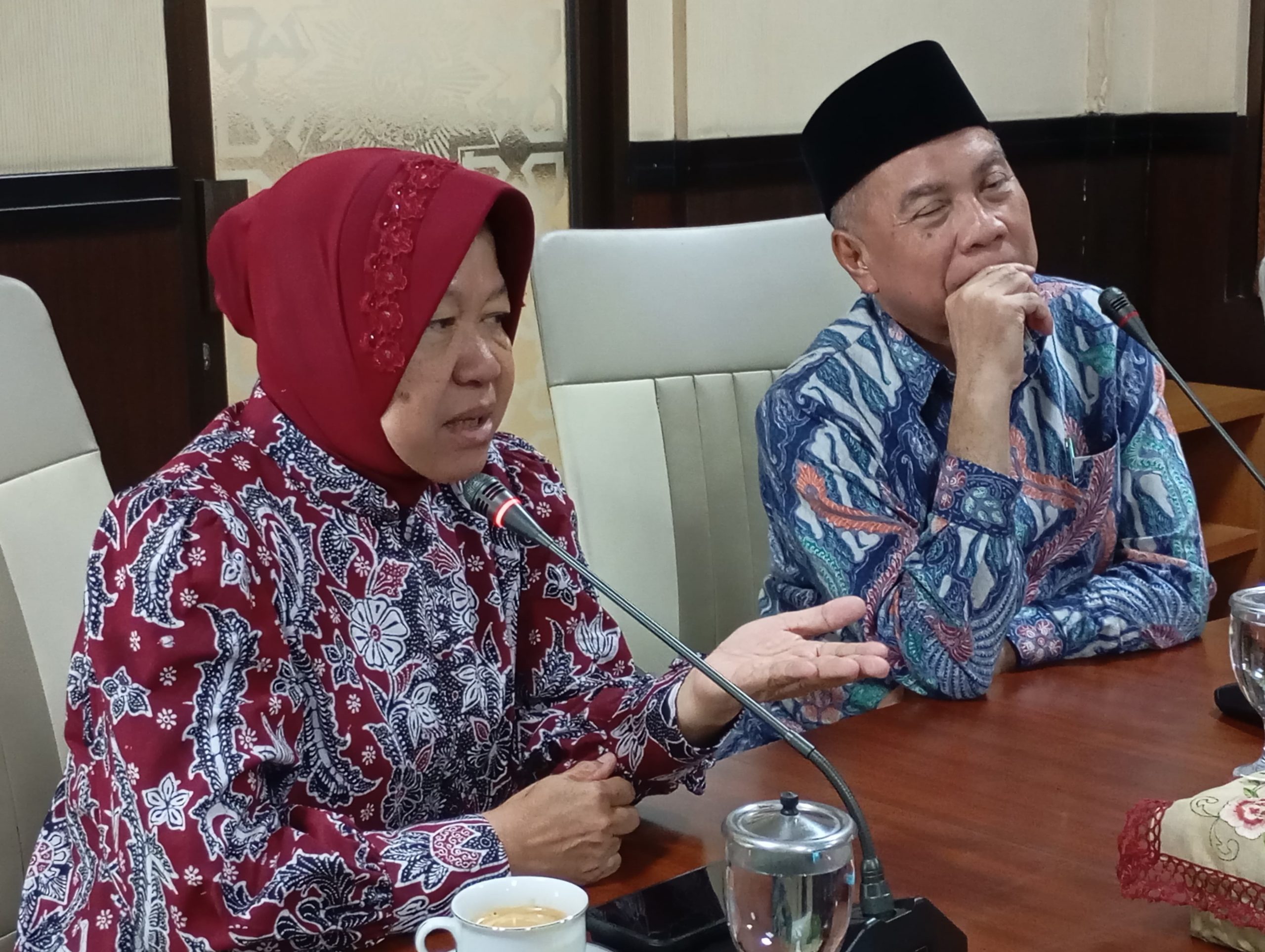 Cagub Jatim nomor urut 3, Tri Rismaharini (Risma) dan Ketua PWM Jatim Dr dr Sukadiono.