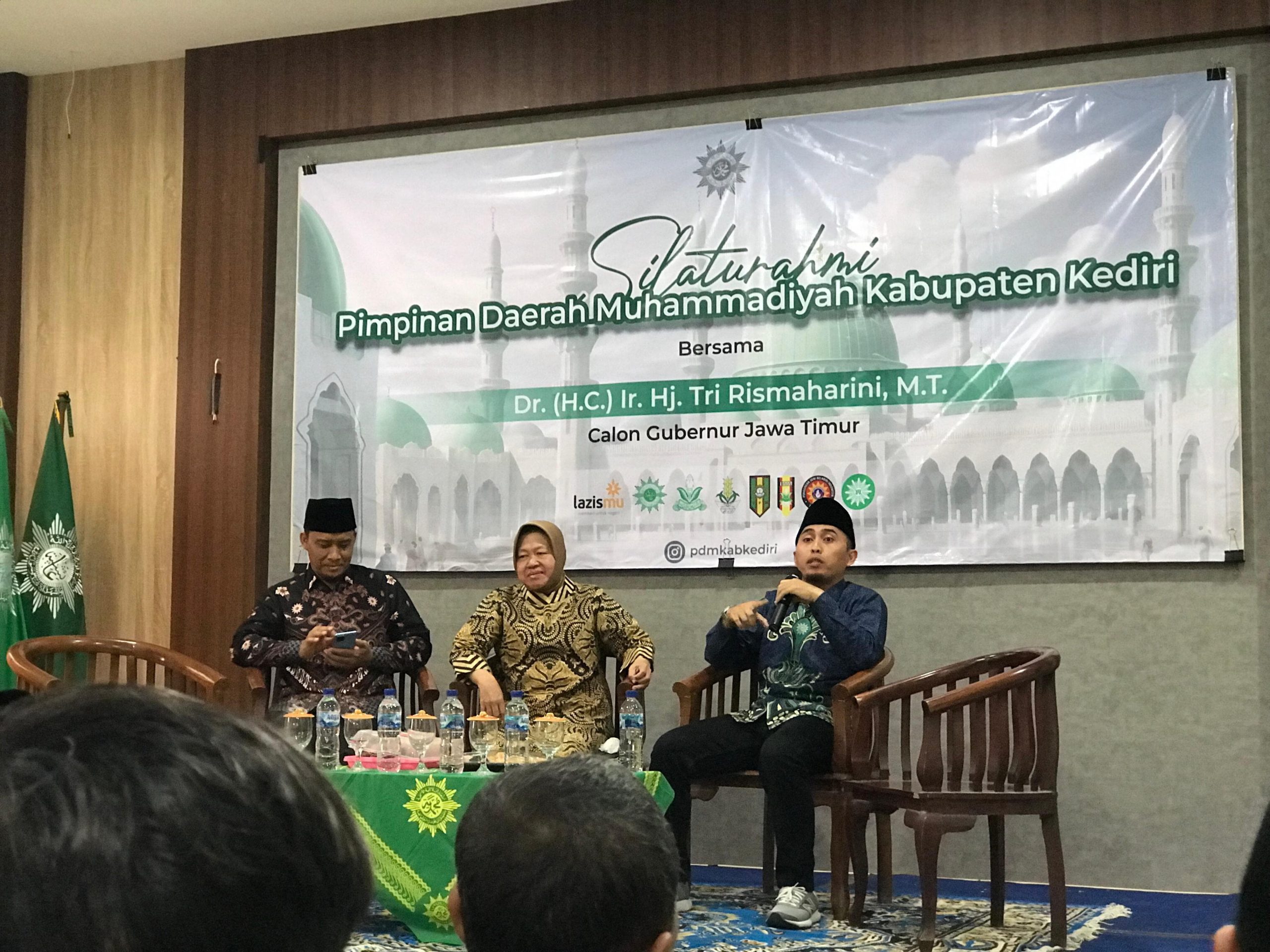 Cagub Jatim nomor urut 3 Tri Rismaharini (Risma) berdialog dengan warga Muhammadiyah Kabupaten Kediri, Ahad (6/10/2024).(Foto:Afwan/IST)