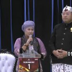 Cagub Jatim nomor urut 1, Luluk Nur Hamidah saat memaparkan visi misinya dalam Debat Publik perdana Pilgub Jatim 2024 di Graha Unesa, Jumat (18/10/2024). (Foto:Tangkapan layar/Ubay)