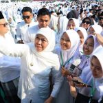 Cagub Jatim nomor urut 2, Khofifah Indar Parawansa bersama para santri. (Foto:IST)