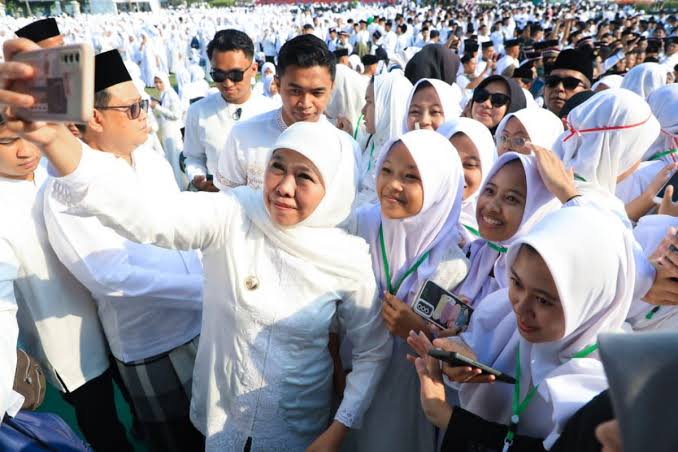 Cagub Jatim nomor urut 2, Khofifah Indar Parawansa bersama para santri. (Foto:IST)