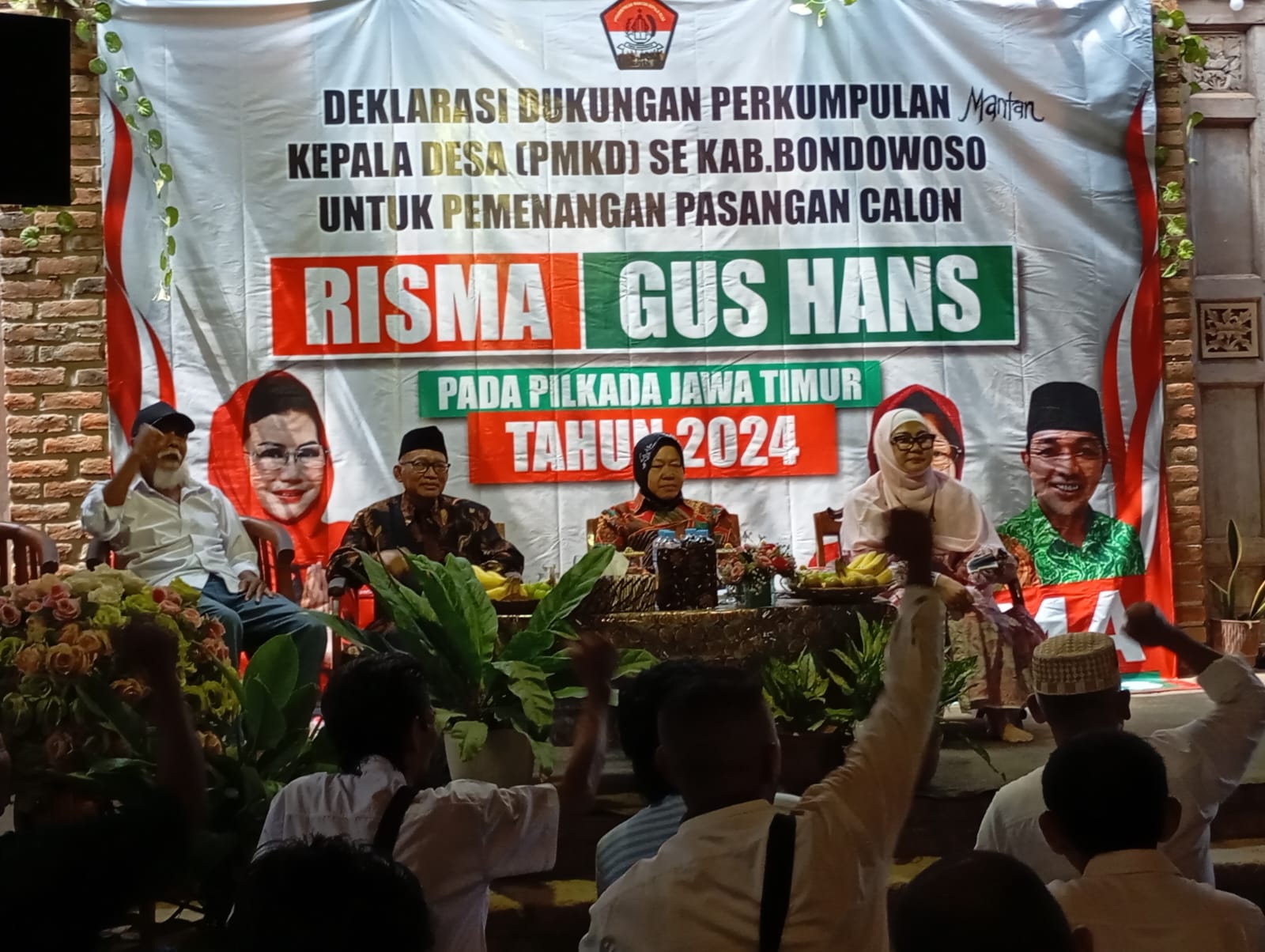 Risma dan Ina Ammania, Anggota DPR RI dalam acara Deklarasi Dukungan Perkumpulan Mantan Kepala Desa (PMKD) Se-Kabupaten Bondowoso