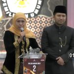 Cagub Jatim nomor urut 2 Khofifah Indar Parawansa ketika menyampaikan visi misinya dalam Debat Publik perdana Pilgub Jawa Timur 2024 di Graha Unesa, Jumat (18/10/2024). (Foto:Tangkapan layar/ubay)