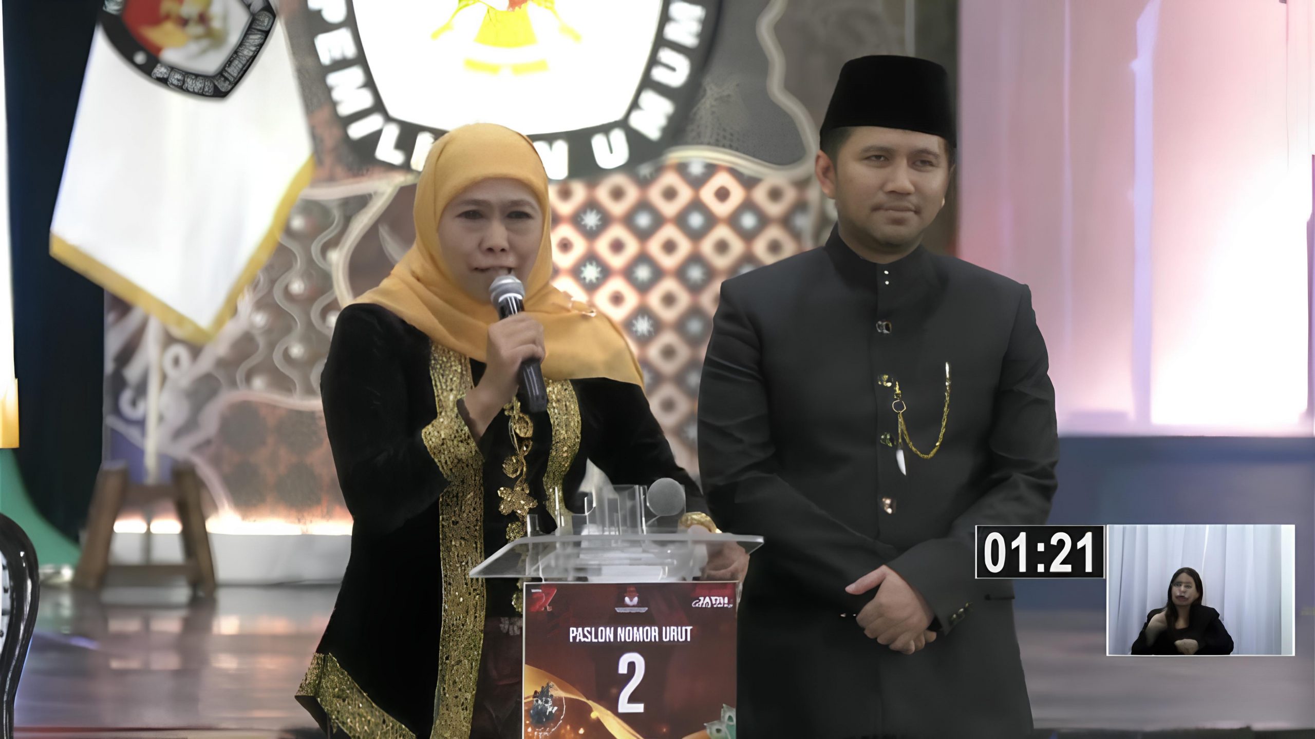 Cagub Jatim nomor urut 2 Khofifah Indar Parawansa ketika menyampaikan visi misinya dalam Debat Publik perdana Pilgub Jawa Timur 2024 di Graha Unesa, Jumat (18/10/2024). (Foto:Tangkapan layar/ubay)