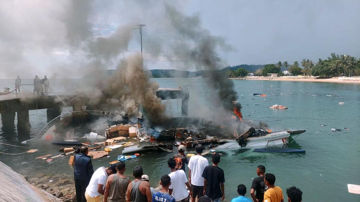 Insiden meledak dan terbakarnya speedboat yang ditumpangi Cagub Maluku Utara Benny Laos dan sejumlah pejabat lain, Sebatu (12/10/2024). (Foto:detik)