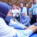 Cagub Jatim nomor urut 2, Khofifah Indar Parawansa saat menggelar layanan kesehatan gratis di Pasar Pacar Keling, Surabaya, Rabu (30/10/2024). (Foto:IST)