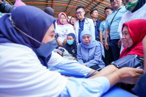 Khofifah Beri Layanan Kesehatan Gratis Saat Blusukan ke Pasar Tradisional