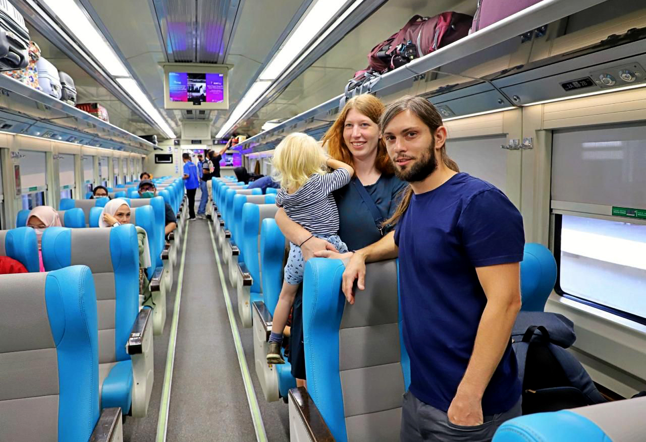 Penumpang asing kereta api singgah di Stasiun Pasar Turi.