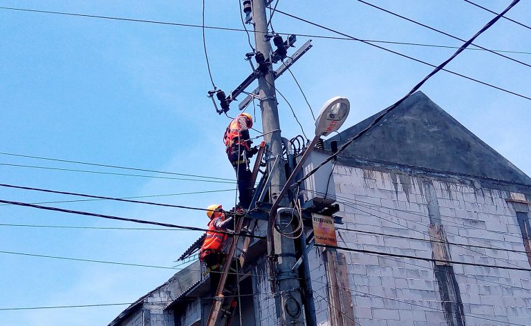 Petugas PLN memperbaiki jaringan listrik.